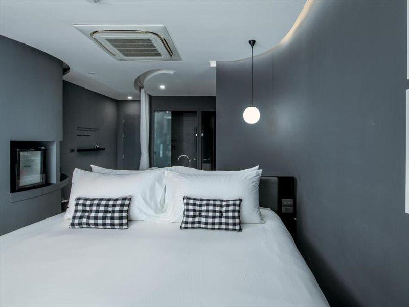 Foto Hotel Phuket Beachfront Exterior foto A room at the hotel