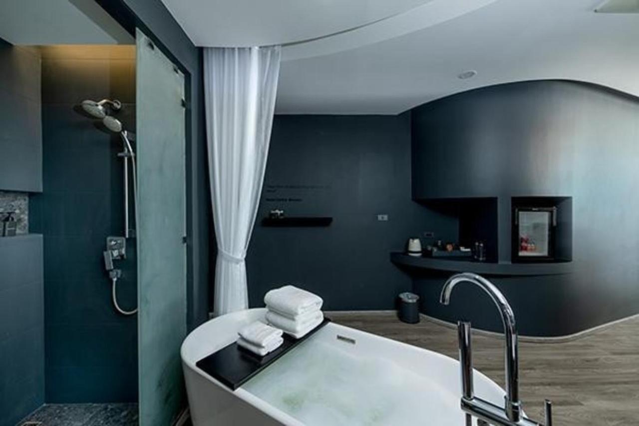 Foto Hotel Phuket Beachfront Exterior foto Bathroom