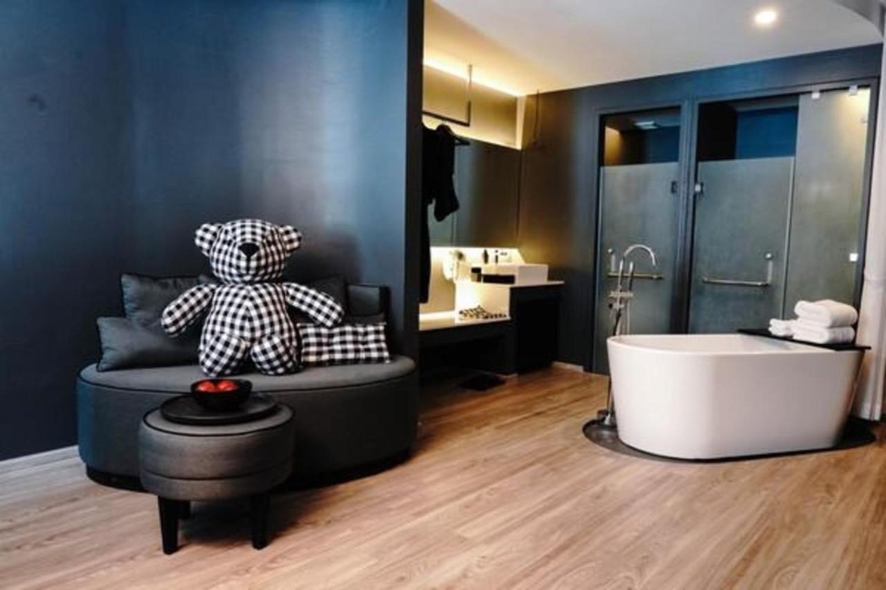 Foto Hotel Phuket Beachfront Exterior foto Bathroom
