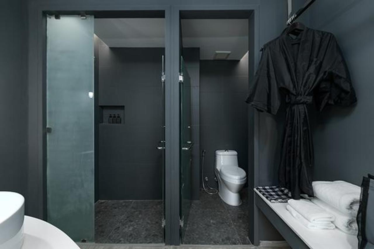 Foto Hotel Phuket Beachfront Exterior foto Bathroom
