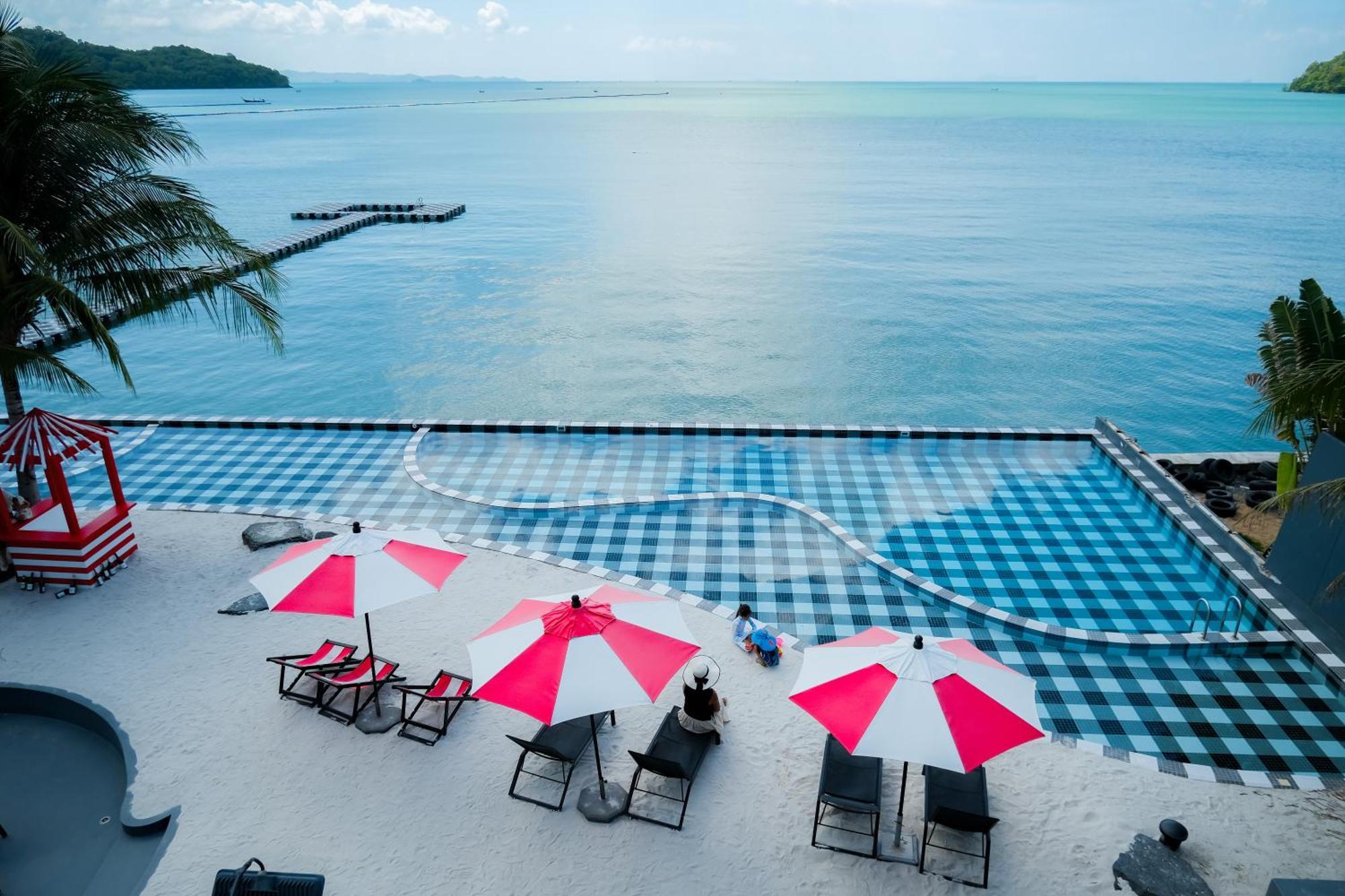 Foto Hotel Phuket Beachfront Exterior foto View of the Andaman Sea from the hotel