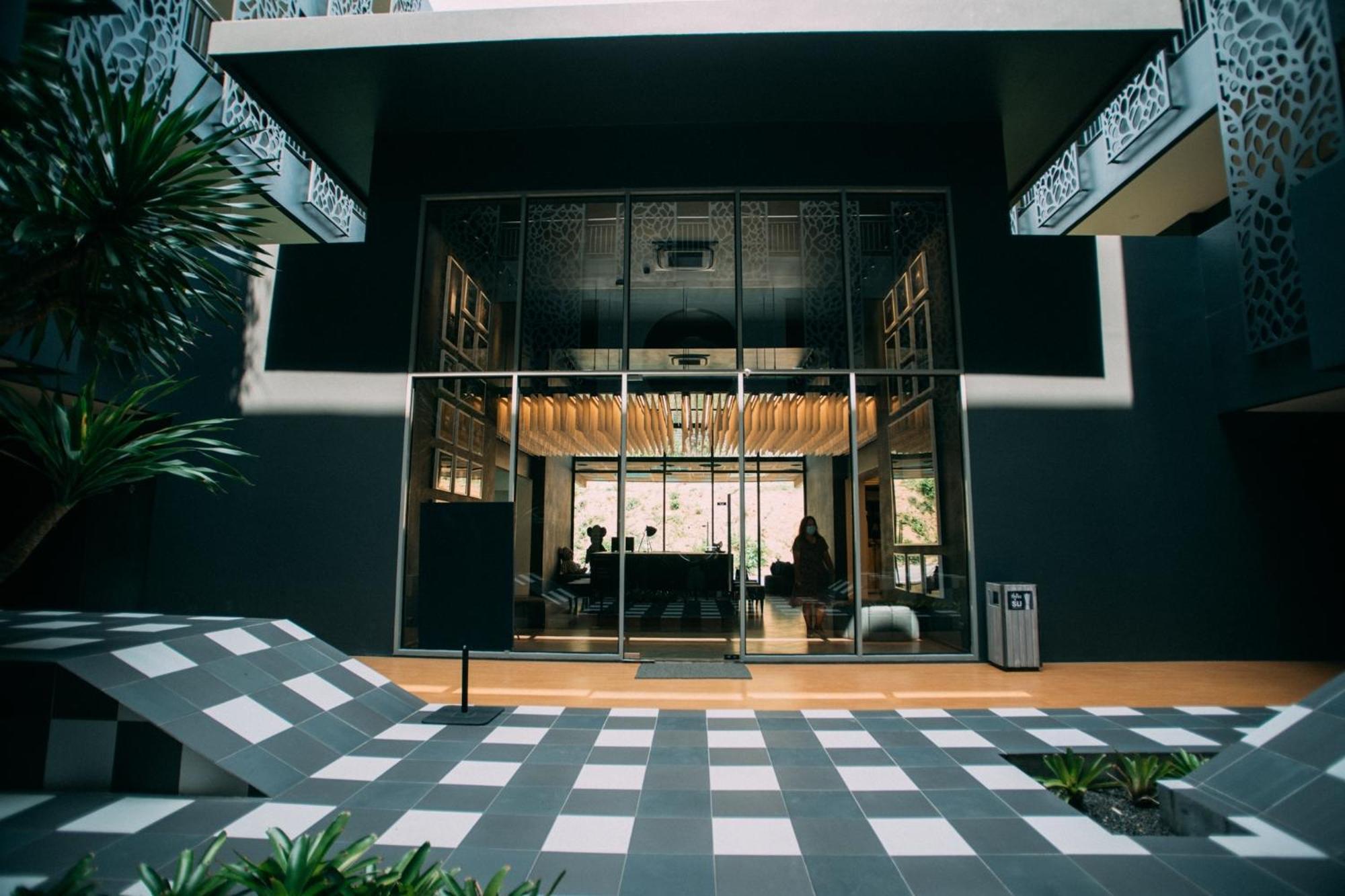 Foto Hotel Phuket Beachfront Exterior foto The lobby of the hotel
