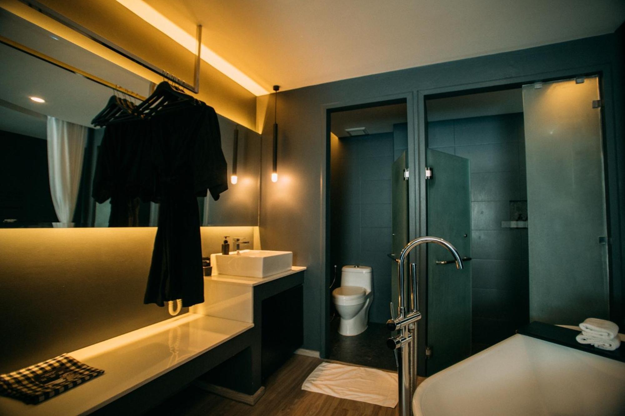 Foto Hotel Phuket Beachfront Exterior foto Bathroom