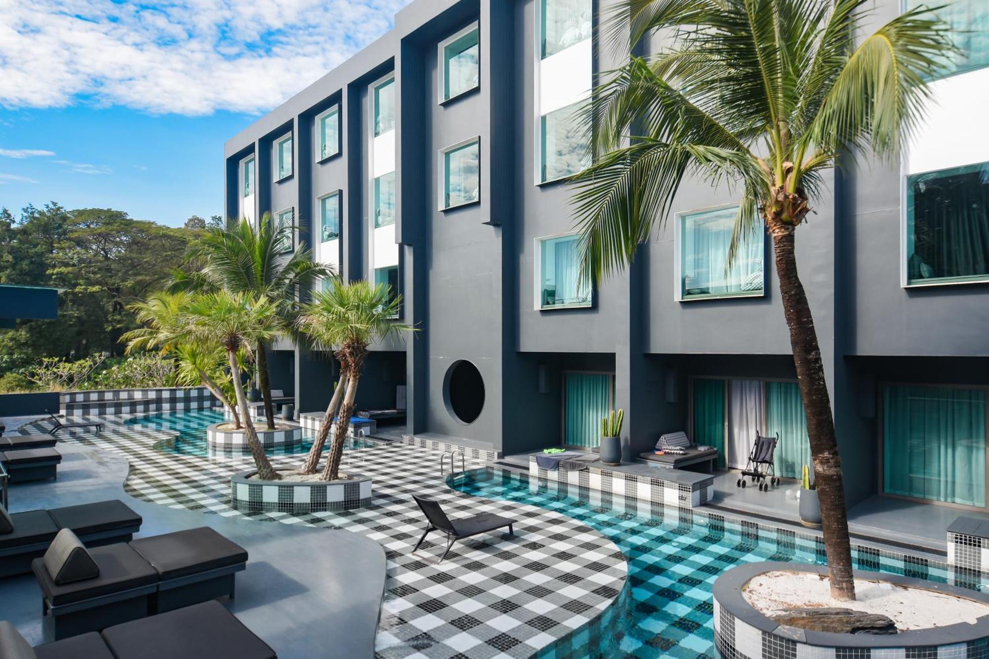 Foto Hotel Phuket Beachfront Exterior foto The hotel's pool